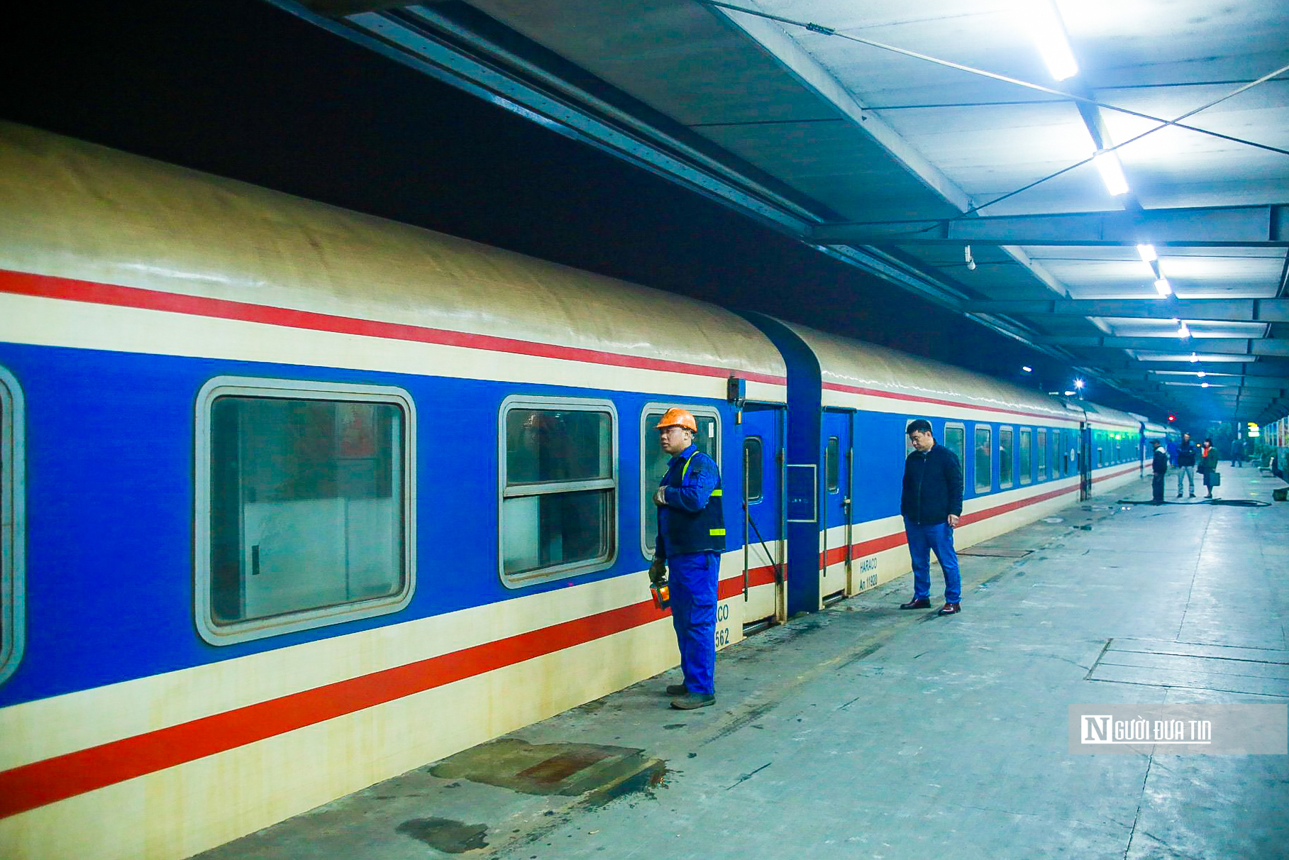 nguoi dan voi va len chuyen tau cuoi cung de ve que an tet 5