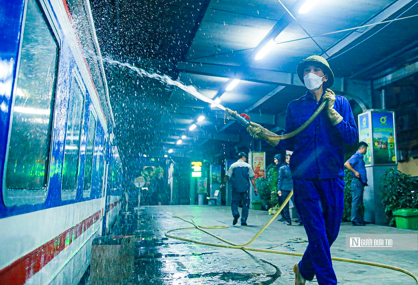 nguoi dan voi va len chuyen tau cuoi cung de ve que an tet 6