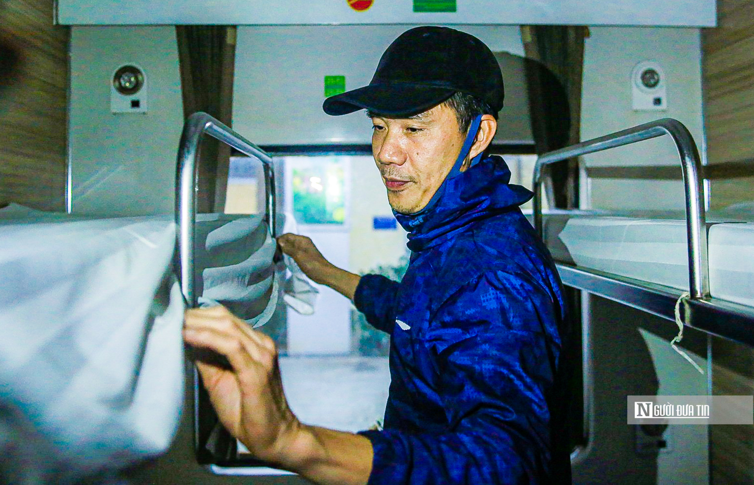 nguoi dan voi va len chuyen tau cuoi cung de ve que an tet 7