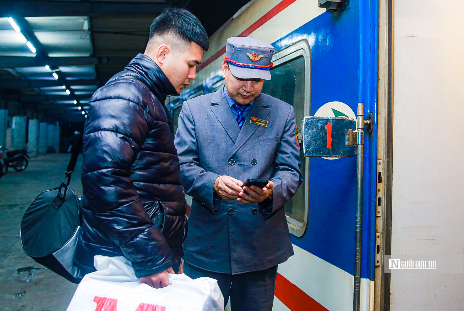 nguoi dan voi va len chuyen tau cuoi cung de ve que an tet 8