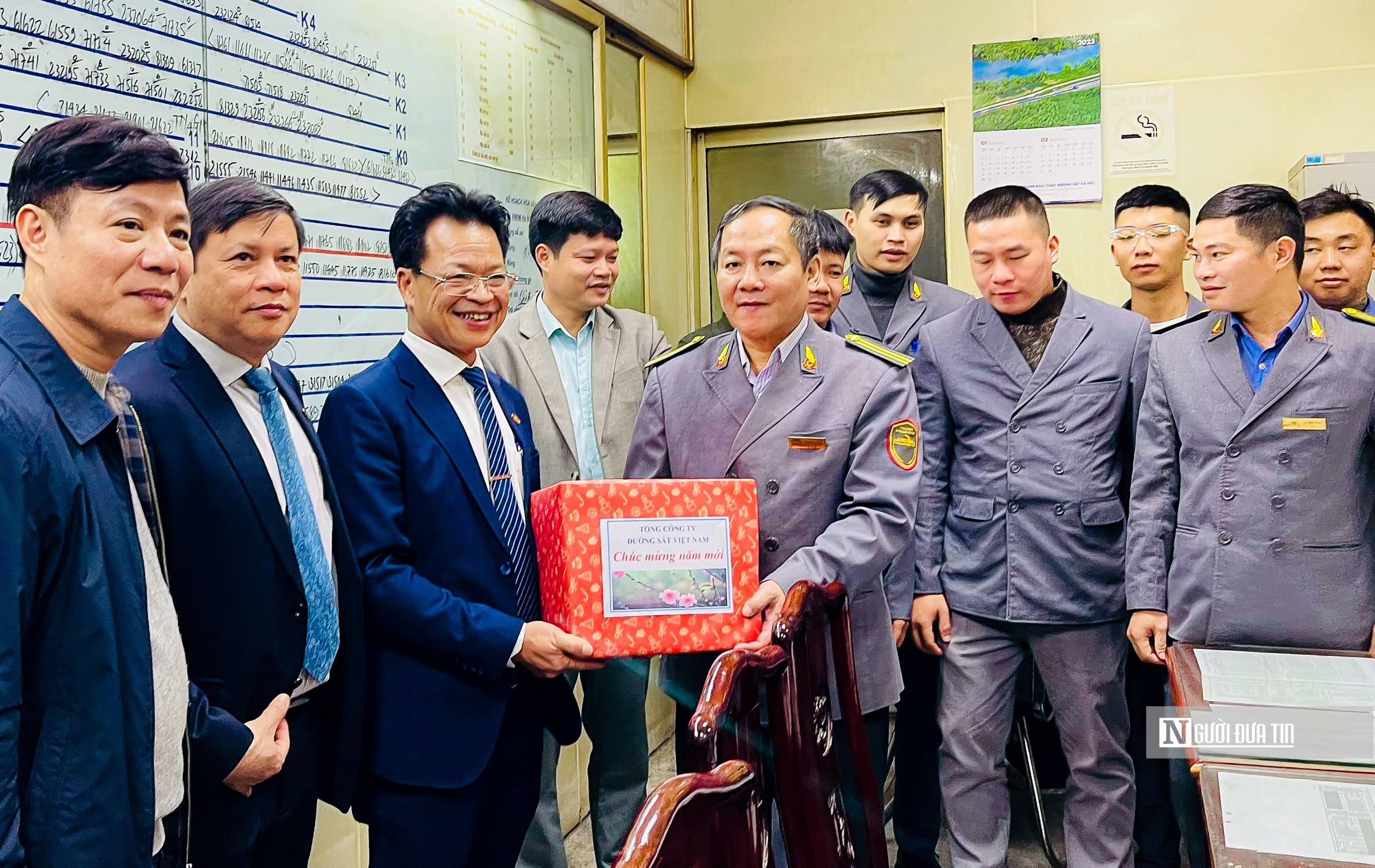 nguoi dan voi va len chuyen tau cuoi cung de ve que an tet 9 1