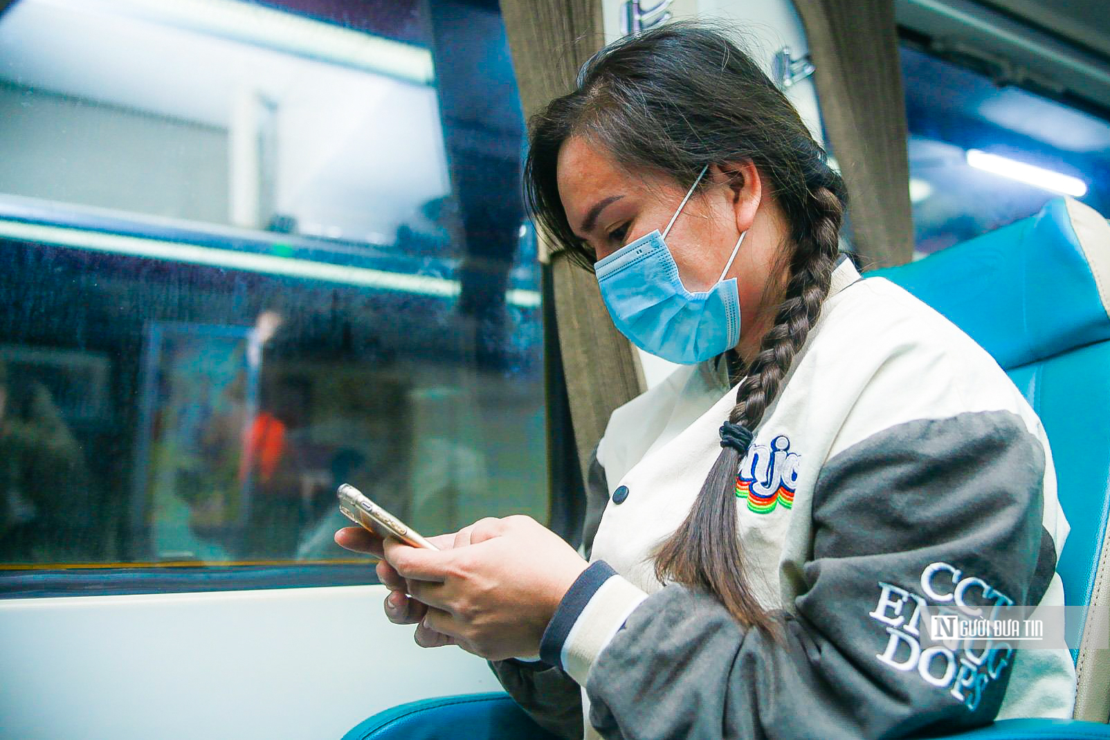 nguoi dan voi va len chuyen tau cuoi cung de ve que an tet 9 2