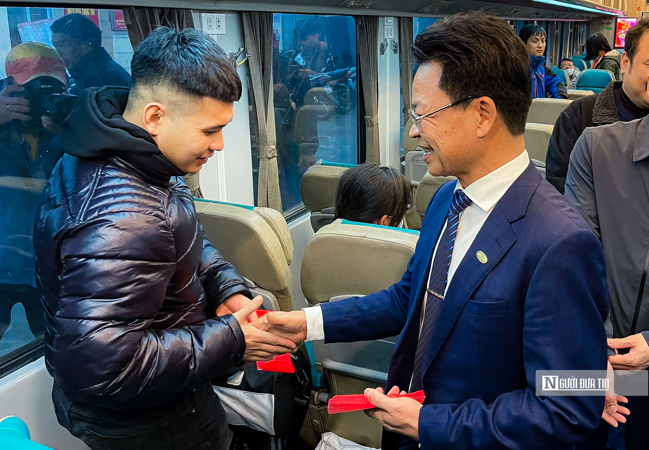 nguoi dan voi va len chuyen tau cuoi cung de ve que an tet 9 3