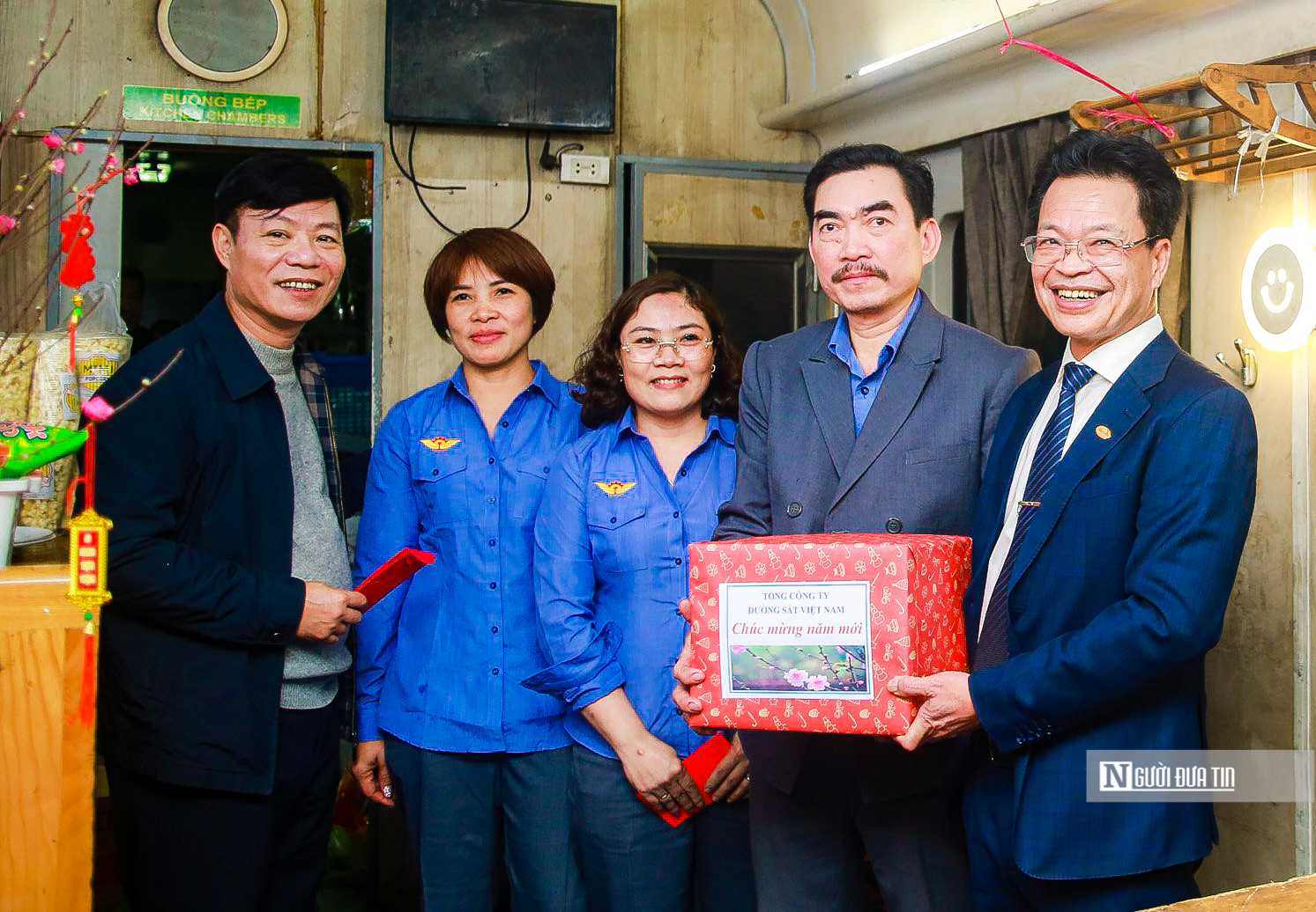 nguoi dan voi va len chuyen tau cuoi cung de ve que an tet 9