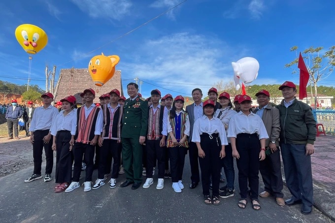 hoc sinh vung cao hao hung bay khinh khi cau cung anh hung pham tuan 2 hoc sinh vung cao hao hung bay khinh khi cau cung anh hung pham tuan 2