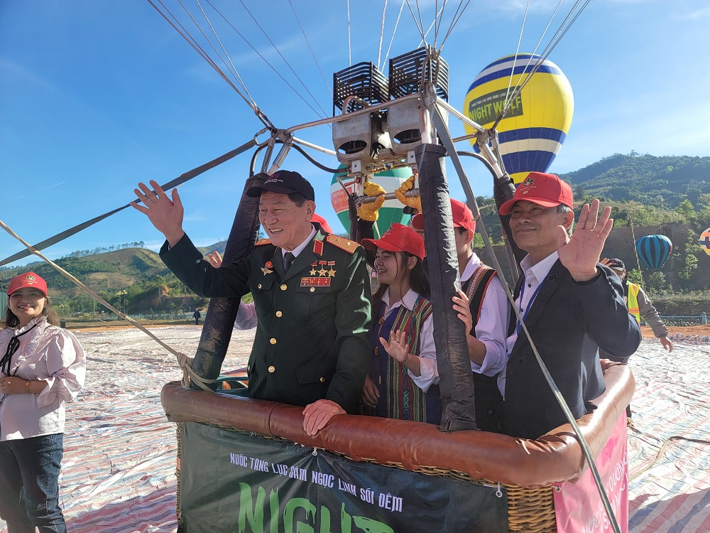 hoc sinh vung cao hao hung bay khinh khi cau cung anh hung pham tuan hoc sinh vung cao hao hung bay khinh khi cau cung anh hung pham tuan