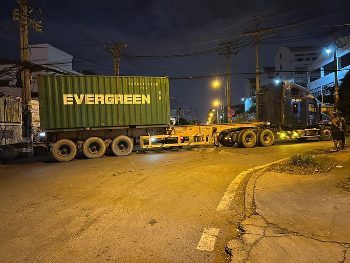 hien truong kinh hai vu xe may tong vao hong container o tp thu duc 1 thanh nien tu vong 1