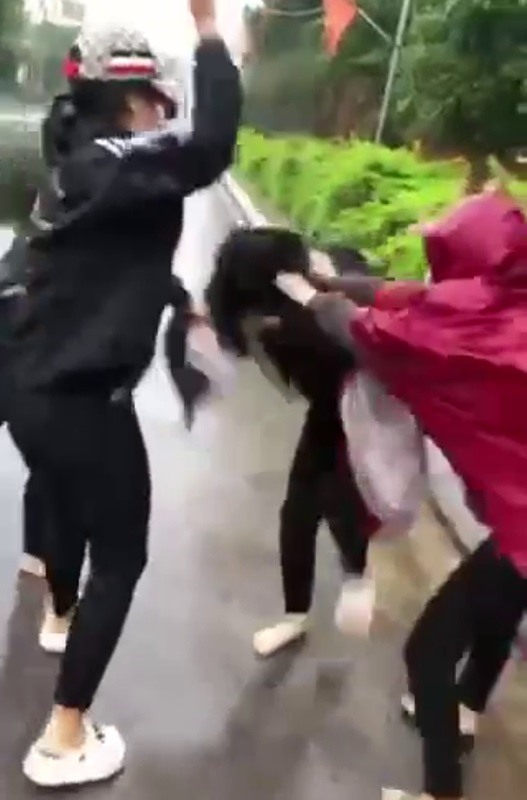 nu sinh cap 3 tham gia danh hoi dong nguoi phu nu gan 40 tuoi