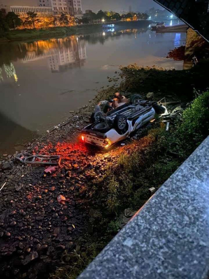 xe o to roi xuong cau ka long doi nam nu tu vong luc nua dem xe o to roi xuong cau ka long doi nam nu tu vong luc nua dem