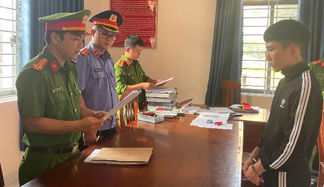 lua ban than sang campuchia lam viec nhe luong cao lay 100 usd huynh thanh nhon bi khoi to 0