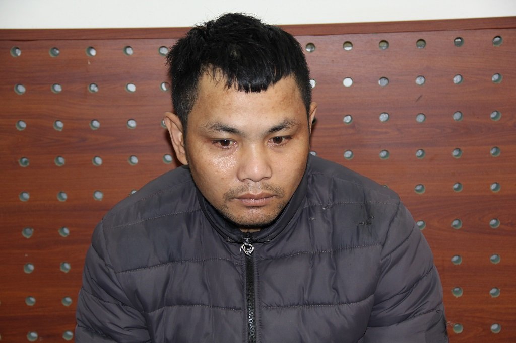 nguoi dan ong gia vo mua thuoc la roi giat tui xach chua tien vang cua chu tiem tap hoa nguoi dan ong gia vo mua thuoc la roi giat tui xach chua tien vang cua chu tiem tap hoa