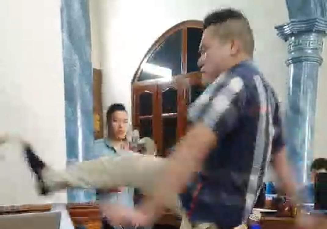 nu truong phong cong chung bi nho nuoc bot tung cuoc tim mat tiet lo bat ngo 1 nu truong phong cong chung bi nho nuoc bot tung cuoc tim mat tiet lo bat ngo 1