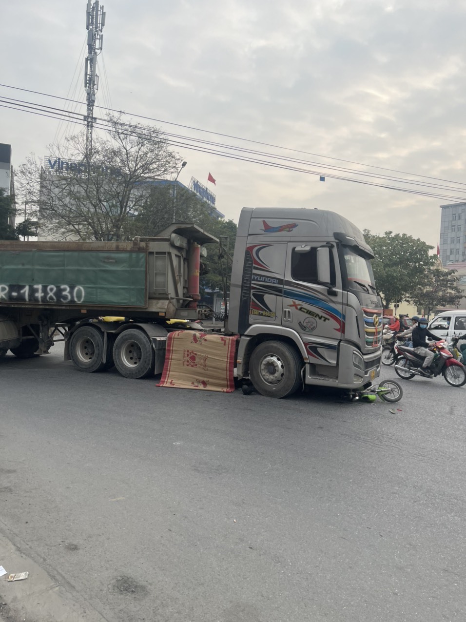 tai nan thuong tam o hai phong nu sinh chet tham duoi banh xe tai