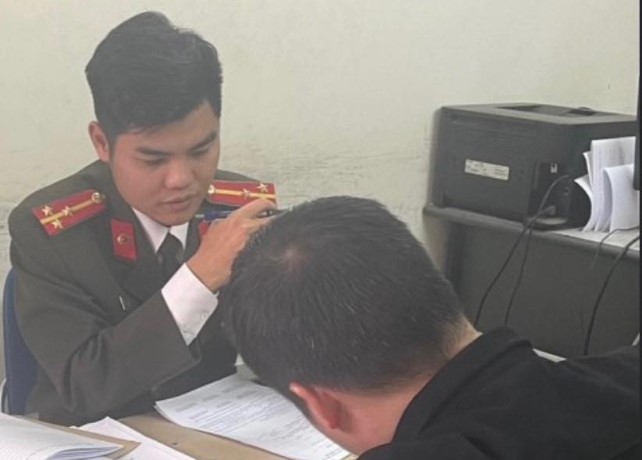 dang clip goi hon len mang xa hoi nguoi dan ong o ha noi bi xu phat 7 5 trieu dong dang clip goi hon len mang xa hoi nguoi dan ong o ha noi bi xu phat 7 5 trieu dong
