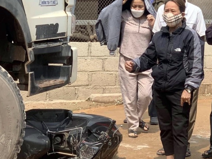 co gai tre tu vong duoi banh xe tai