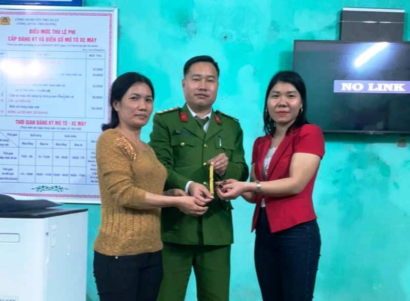 nhat duoc 1 cay vang co giao mam non bao cong an de tra nguoi mat