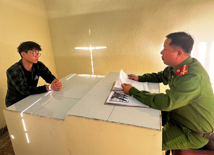 dang cho ban gai di choi nam thanh nien rut dao dam chet nguoi khi bi chan dau xe dang cho ban gai di choi nam thanh nien rut dao dam chet nguoi khi bi chan dau xe