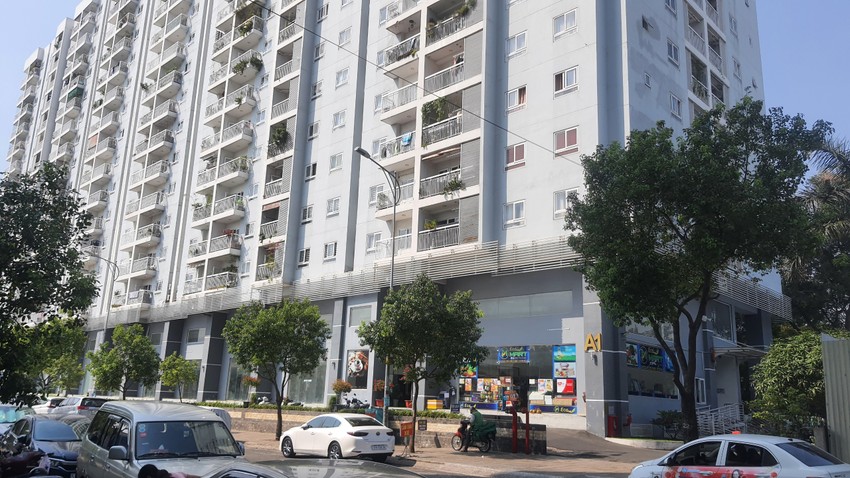 tp hcm nam thanh nien 17 tuoi roi tu tang cao chung cu xuong dat tu vong