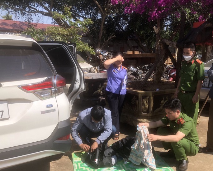 khoi to nguoi dan ong lai o to chay qua toc do chong doi csgt khoi to nguoi dan ong lai o to chay qua toc do chong doi csgt