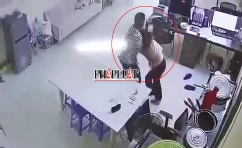 vu nu ke toan dang mang thai bi sat hai da man tiet lo hinh anh kinh hoang tu camera 2