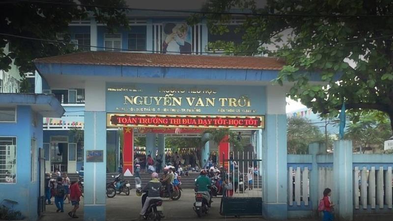 da nang xuat hien nguoi la du do hoc sinh truoc cong truong