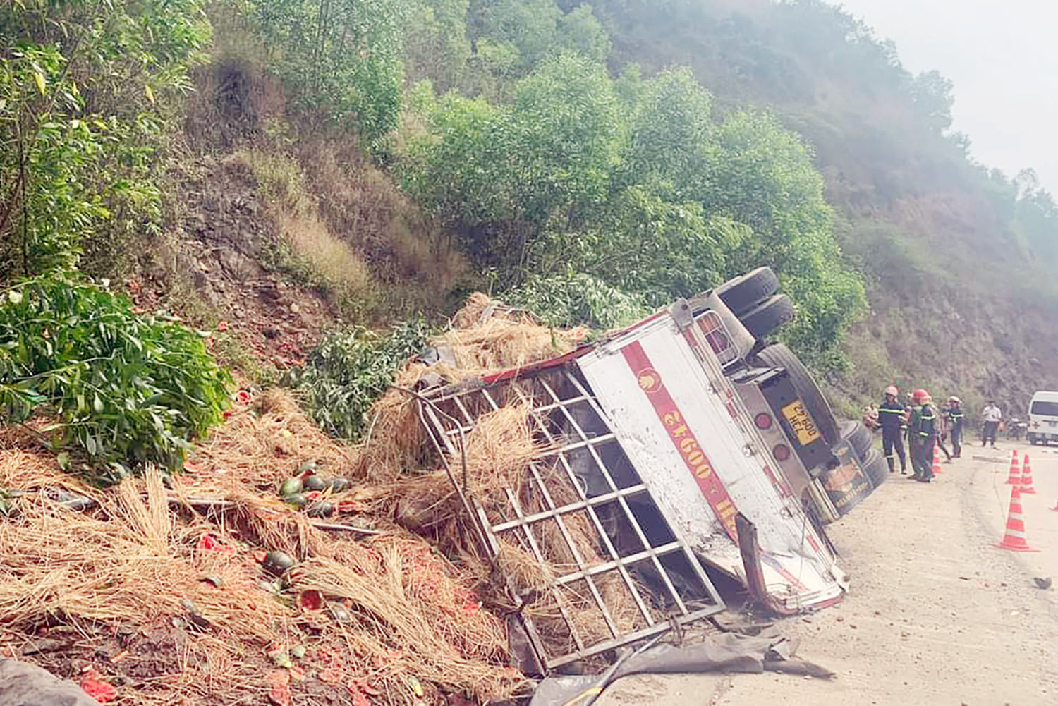 vu xe o to lat vao vach nui 4 nguoi chet danh tinh nan nhan