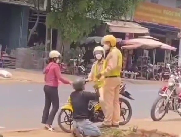 su that doan clip nam thanh nien quy goi truoc csgt o dak lak su that doan clip nam thanh nien quy goi truoc csgt o dak lak
