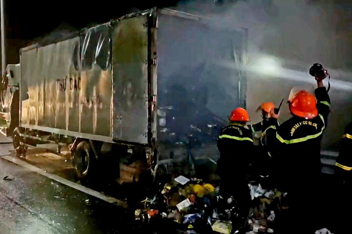 xe tai boc chay ngun ngut tren cao toc trung luong my thuan