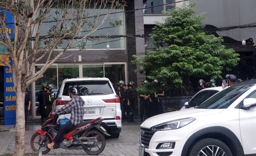 canh sat bao vay truoc nha trum giang ho khet tieng tuan than den o thanh hoa 4