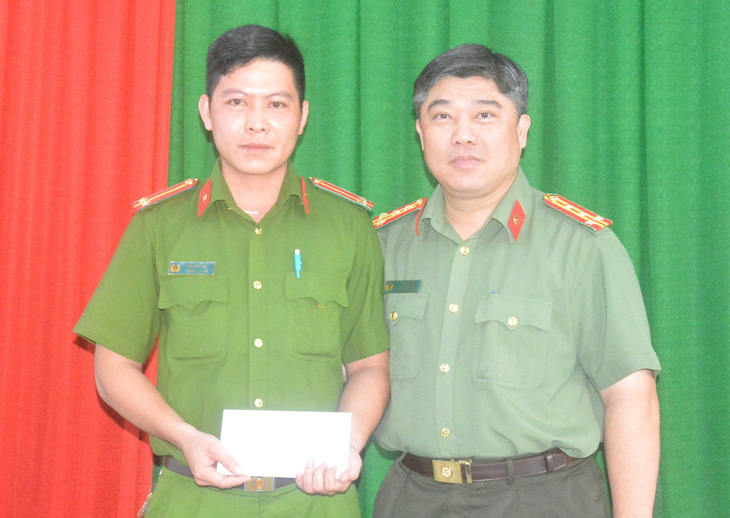 chan dung trung uy cong an bi xit hoi cay van quyet tam deo bam quat nga ten trom chan dung trung uy cong an bi xit hoi cay van quyet tam deo bam quat nga ten trom