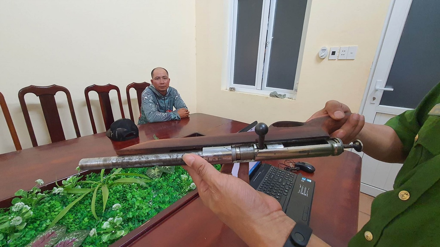 vu chong dung sung ban chet tinh dich nghi pham khai gi