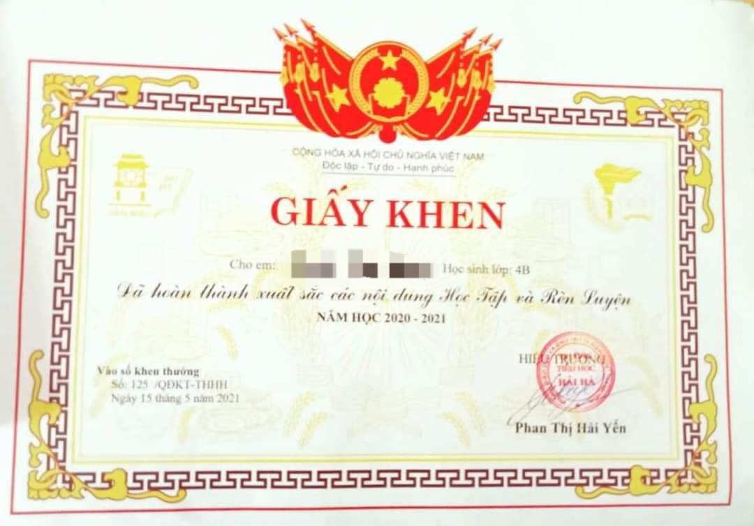 hoc xuat sac nam sinh bat khoc tren buc giang vi khong co giay khen 1 hoc xuat sac nam sinh bat khoc tren buc giang vi khong co giay khen 1