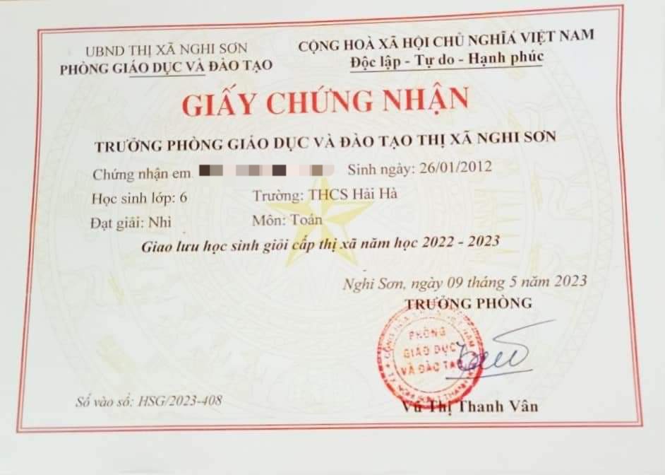 hoc xuat sac nam sinh bat khoc tren buc giang vi khong co giay khen 2 hoc xuat sac nam sinh bat khoc tren buc giang vi khong co giay khen 2