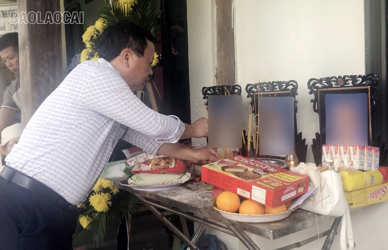 vu xe bon lat de chet 3 nguoi trong gia dinh o lao cai tieng khoc nhoi long cua nguoi me gia 2