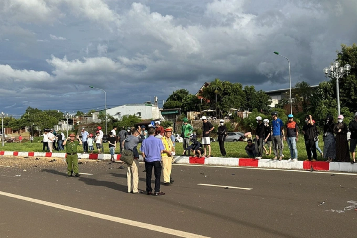 va cham voi xe mo to phan phoi lon thai phu tu vong thuong tam 11 va cham voi xe mo to phan phoi lon thai phu tu vong thuong tam 11