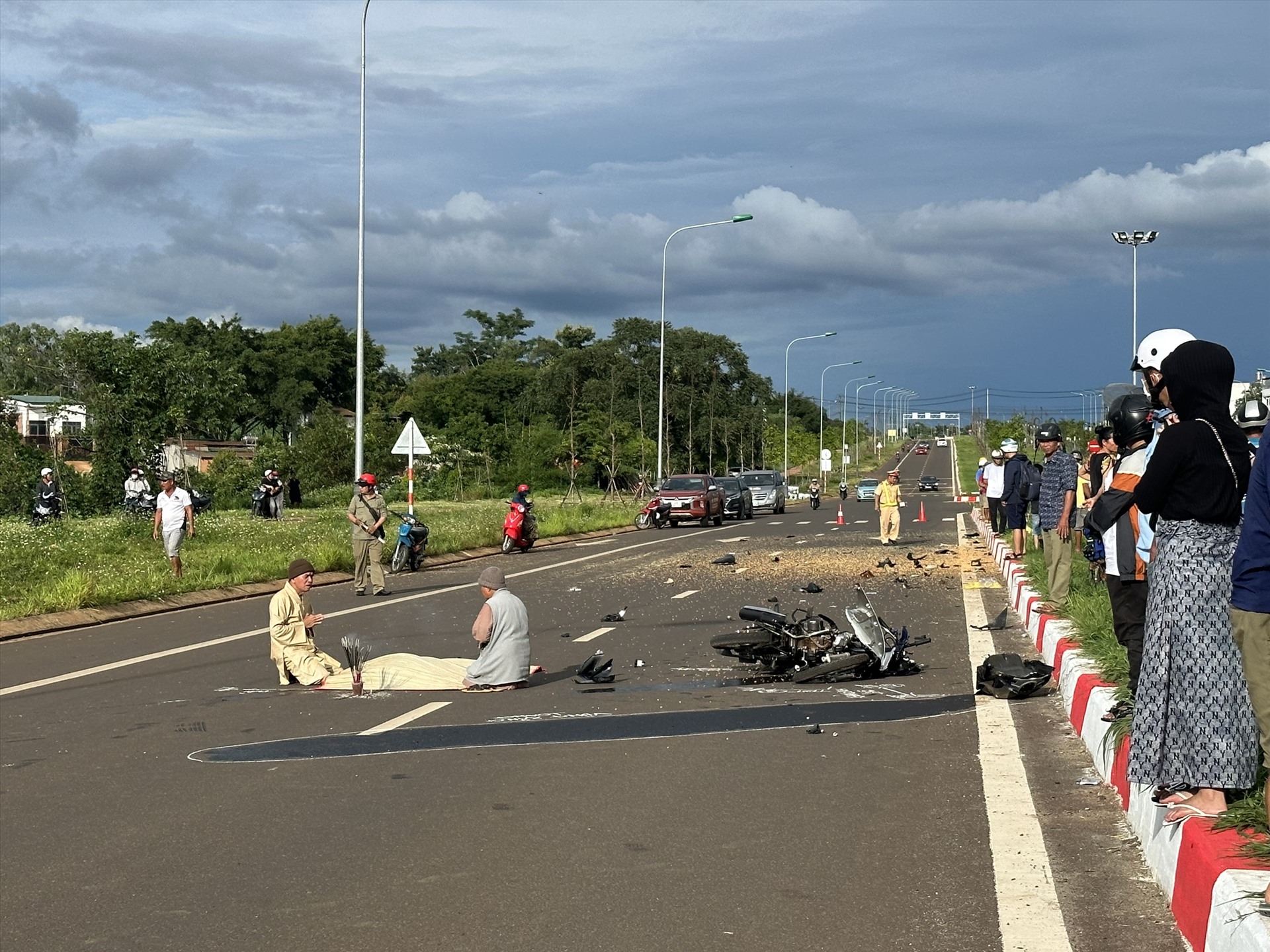 va cham voi xe mo to phan phoi lon thai phu tu vong thuong tam 2 va cham voi xe mo to phan phoi lon thai phu tu vong thuong tam 2