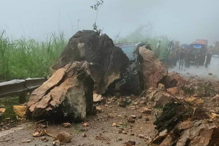 sat lo tren quoc lo 6 tang da lon lan tu tren nui xuong de trung o to qua deo thung khe 4 sat lo tren quoc lo 6 tang da lon lan tu tren nui xuong de trung o to qua deo thung khe 4