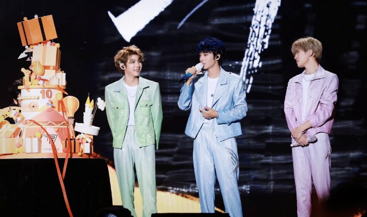 ve concert nhom nhac nam duoc rao ban gia hon 6 ty dong fan nu mac vay cuoi den xem than tuong 2 ve concert nhom nhac nam duoc rao ban gia hon 6 ty dong fan nu mac vay cuoi den xem than tuong 2
