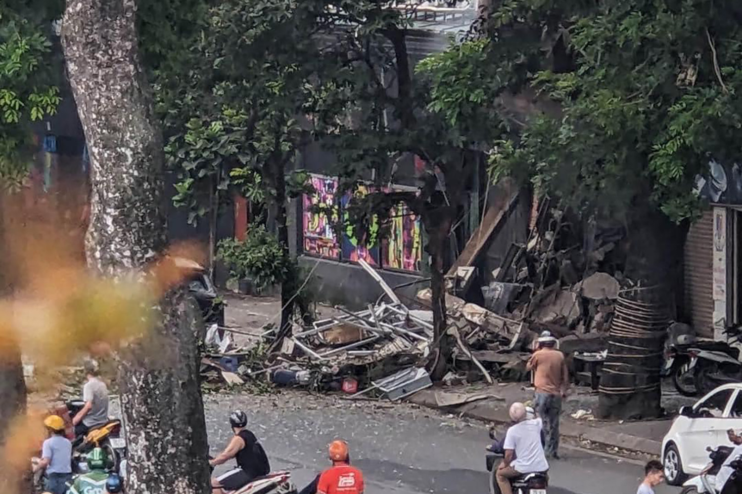 hien truong tan hoang vu no khi gas o ha noi 4 nguoi bi thuong 2 hien truong tan hoang vu no khi gas o ha noi 4 nguoi bi thuong 2