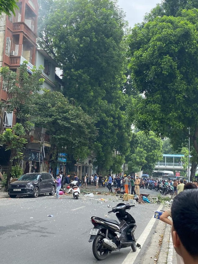 hien truong tan hoang vu no khi gas o ha noi 4 nguoi bi thuong 9 hien truong tan hoang vu no khi gas o ha noi 4 nguoi bi thuong 9