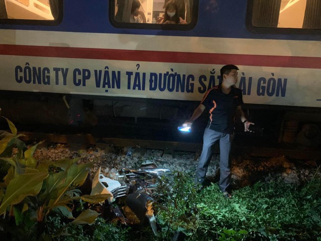 ha noi va cham voi tau hoa 2 nguoi phu nu di xe may thuong vong ha noi va cham voi tau hoa 2 nguoi phu nu di xe may thuong vong