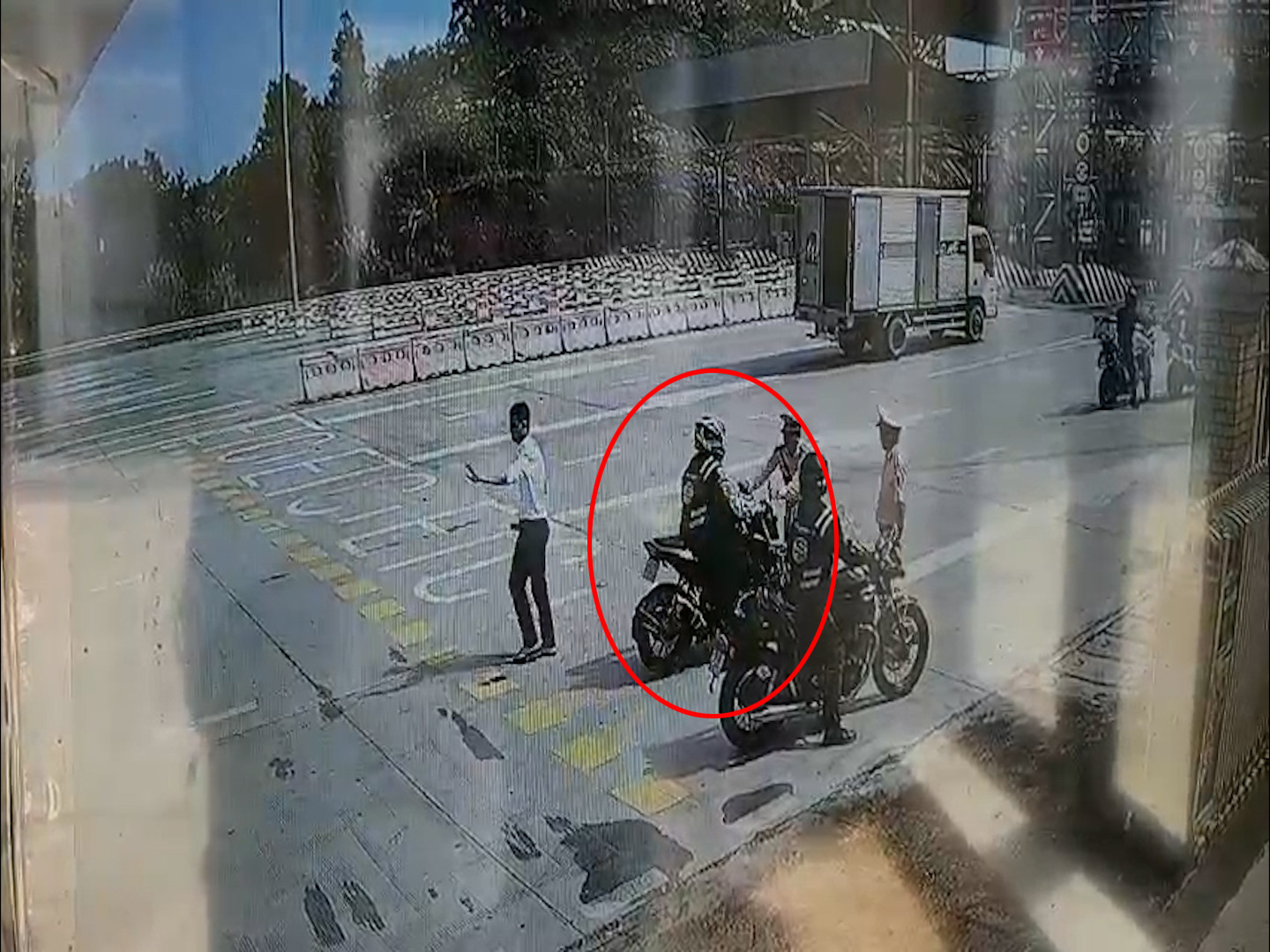 vu 30 xe phan khoi lon di vao cao toc tong trung csgt bat ngo truoc loi khai cua quai xe 23 tuoi 8 vu 30 xe phan khoi lon di vao cao toc tong trung csgt bat ngo truoc loi khai cua quai xe 23 tuoi 8