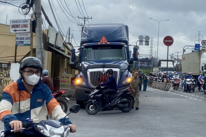 tai nan giao thong o tphcm nam thanh nien tu vong ben hong xe dau keo 1