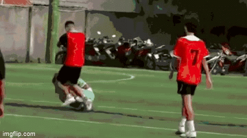 vu nam thanh nien bi dap lien tuc tren san bong nguoi bi hanh hung la ai 1 vu nam thanh nien bi dap lien tuc tren san bong nguoi bi hanh hung la ai 1