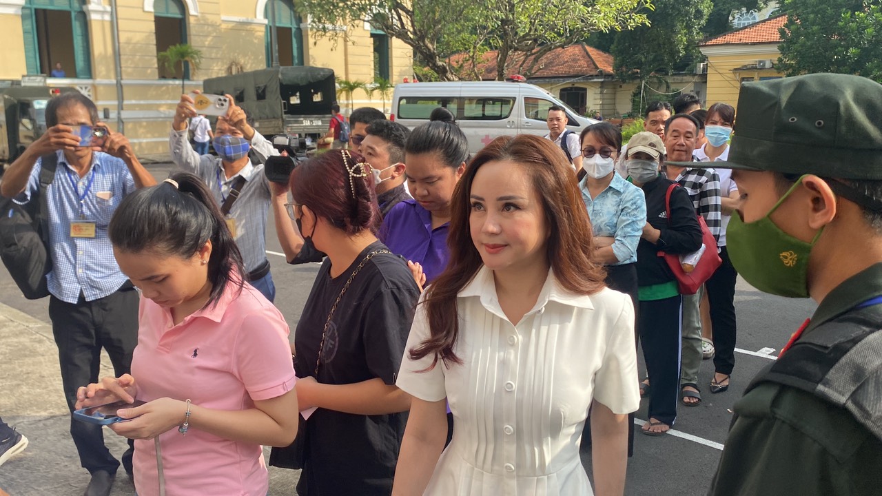 ca si dam vinh hung va vy oanh xuat hien tai phien toa xet xu nguyen phuong hang 1 ca si dam vinh hung va vy oanh xuat hien tai phien toa xet xu nguyen phuong hang 1