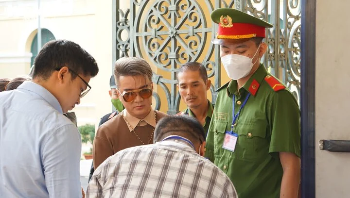 ca si dam vinh hung va vy oanh xuat hien tai phien toa xet xu nguyen phuong hang 3 ca si dam vinh hung va vy oanh xuat hien tai phien toa xet xu nguyen phuong hang 3
