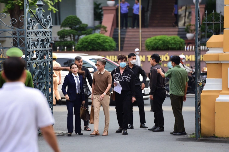 ca si dam vinh hung va vy oanh xuat hien tai phien toa xet xu nguyen phuong hang 8 ca si dam vinh hung va vy oanh xuat hien tai phien toa xet xu nguyen phuong hang 8