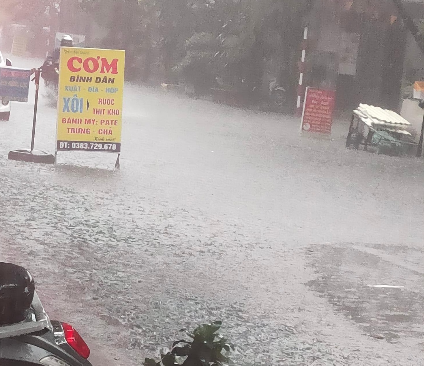 ha noi mua xoi xa nguoi dan chat vat di chuyen tren cac tuyen duong ngap nuoc xe co ket cung 2