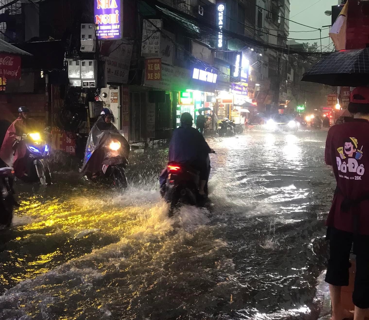 ha noi mua xoi xa nguoi dan chat vat di chuyen tren cac tuyen duong ngap nuoc xe co ket cung 3