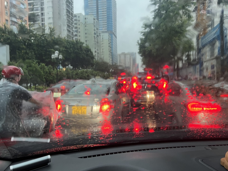 mua to xoi xa o ha noi nhieu tuyen duong ngap nuoc xe co ket cung 9 1